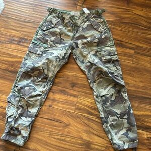 Brand new worn once. Abercrombie camo pants size 28s.   So the shorter length.